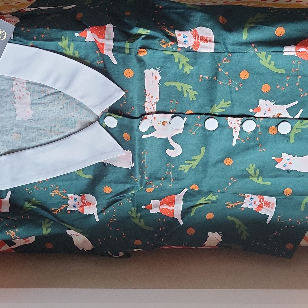 NWT ๐ Felines Feeling Festive collared button up blouse ๐ - Picture 8 of 9